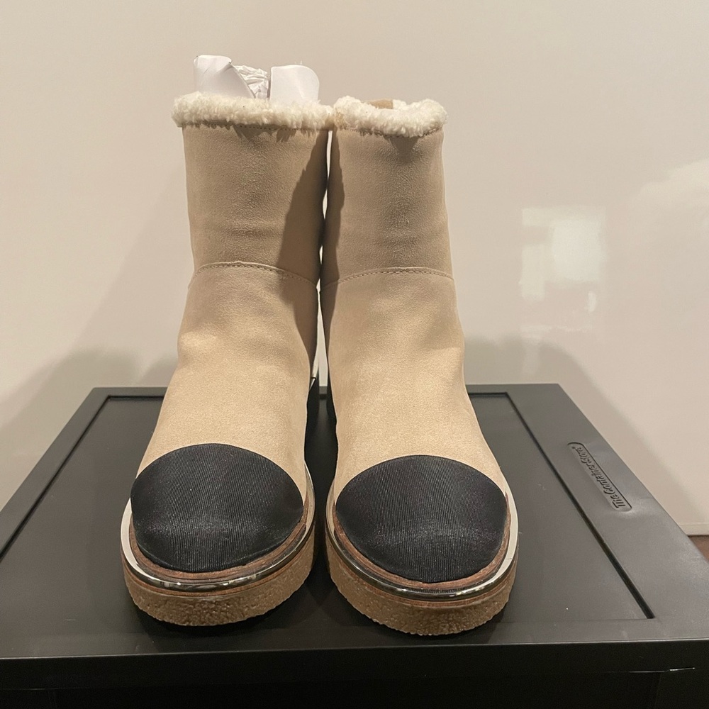 DKNY Shearling and Suede Women's Tan and Black Ankle Boots. Size 8.5